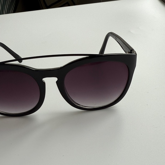 Stylish Black Sunglasses - Picture 7 of 10
